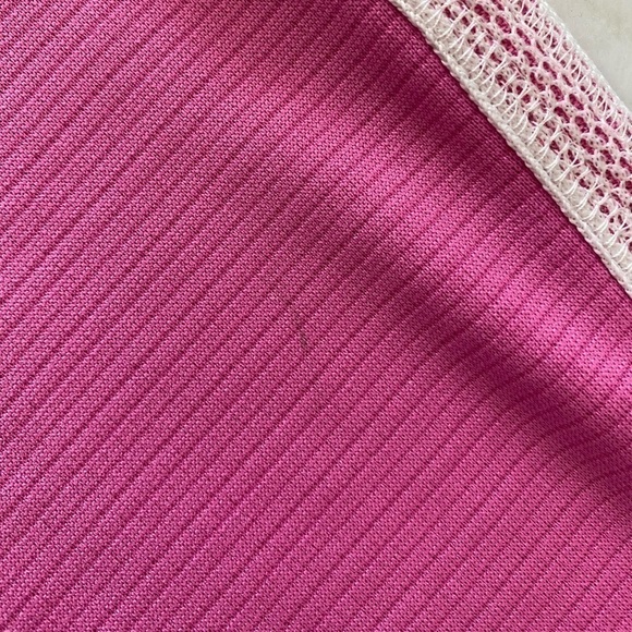 UNDER Armour Women’s Top Size Medium - Picture 7 of 7